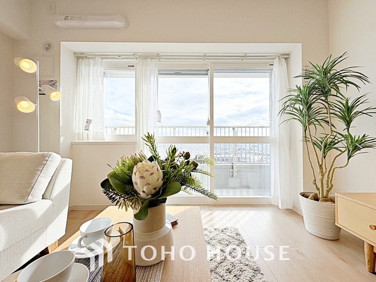 内装 ◆サンサンと◆差し込む太陽の光がこのリビングに笑いをもたらす。ソファの上のクッションがポカポカした暖気にぬくぬくと微睡んでいる。