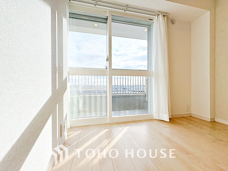 内装 使いやすく、明るい洋室に仕上がります。子供部屋や趣味のお部屋にご利用できます。ご自身で家具などを配置し、素敵な空間を創り上げられます。