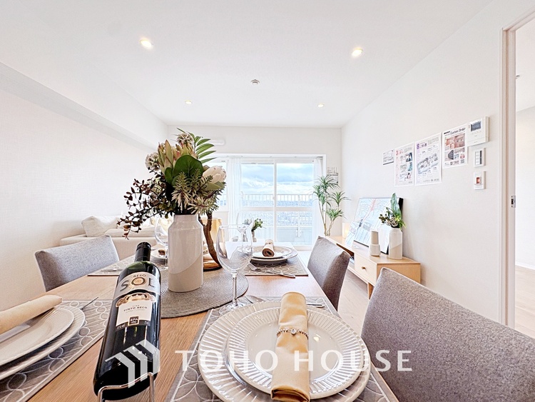 内装 使いやすく、明るい洋室に仕上がります。子供部屋や趣味のお部屋にご利用できます。ご自身で家具などを配置し、素敵な空間を創り上げられます。