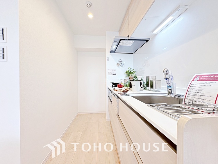 キッチン 手元の収納から、足元の収納までが全てスライド式で、奥のスペースまで有効に活用できます。奥まで上から見渡せるので、たまにしか使わない調理器具もサッと取出せます。