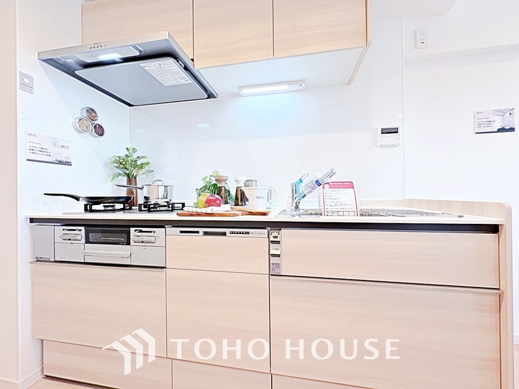 キッチン ◆愛育◆キッチンは家族の絆を育む大切な空間。シンプルで使い易いSystemKitchenで愉しく作る料理は愛情のある美味しいご馳走に。家族で使える広々としたダイニングキッチンです。