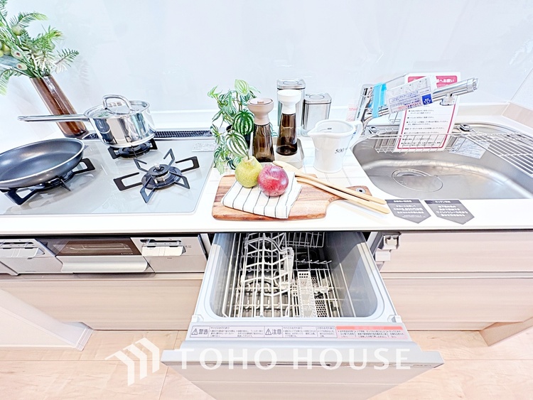 キッチン 広々としたキッチンのシンクは、料理の準備と片付けを楽にし、使いやすさを最大限に引き立てます。