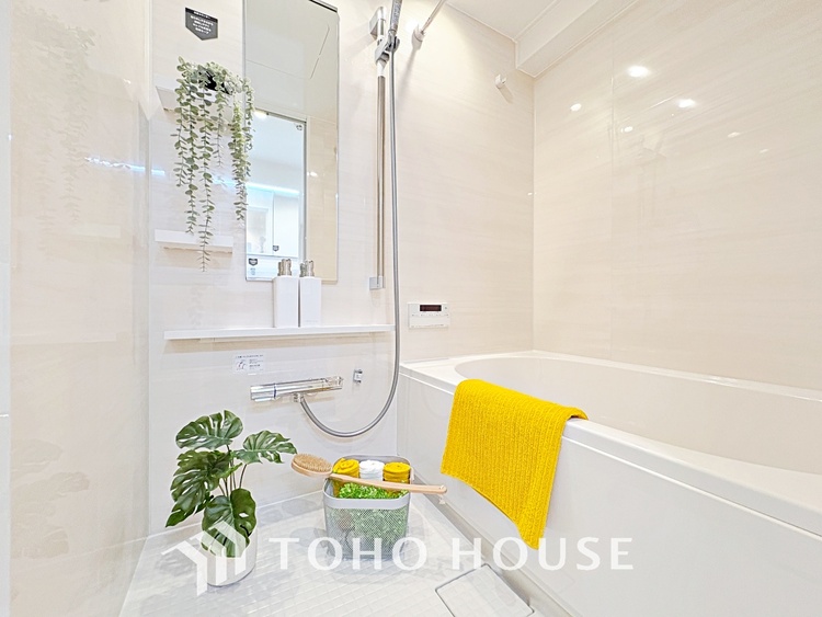 風呂 【浴室】《一日の疲れを落としてくれる場所は、落ち着く場所でなければならない》　高級感溢れるカラーと大きさ・柔らかな曲線で構成された半身浴も楽しめるバスタブが心地よさをもたらします。