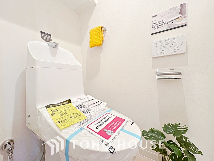 トイレ 清潔感あるホワイト調のクロスと温もり溢れるモダンカラーの床材が見事に調和した本邸宅は、毎日の生活を少しでも快適に過ごして頂ける様に落ち着いた雰囲気作りから行っています。