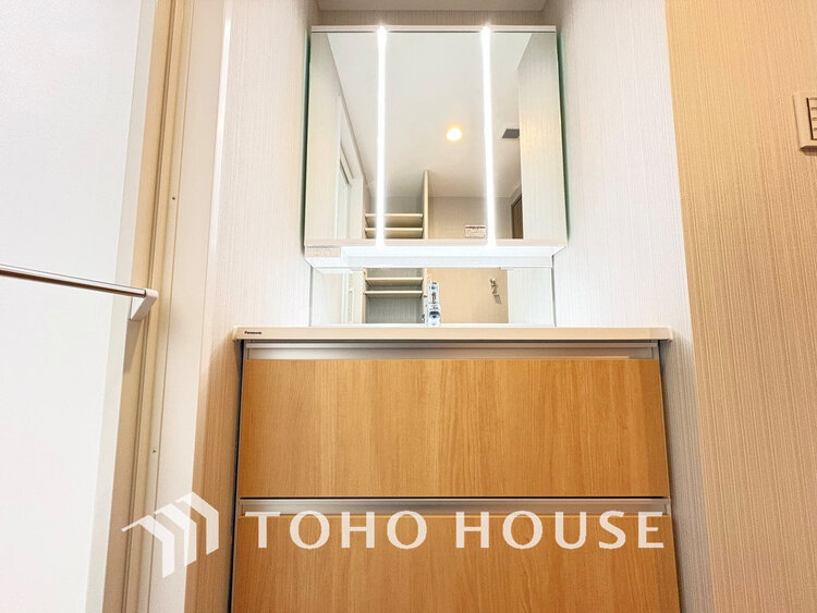 洗面 白を基調とした清潔感のある洗面室で朝の身支度を