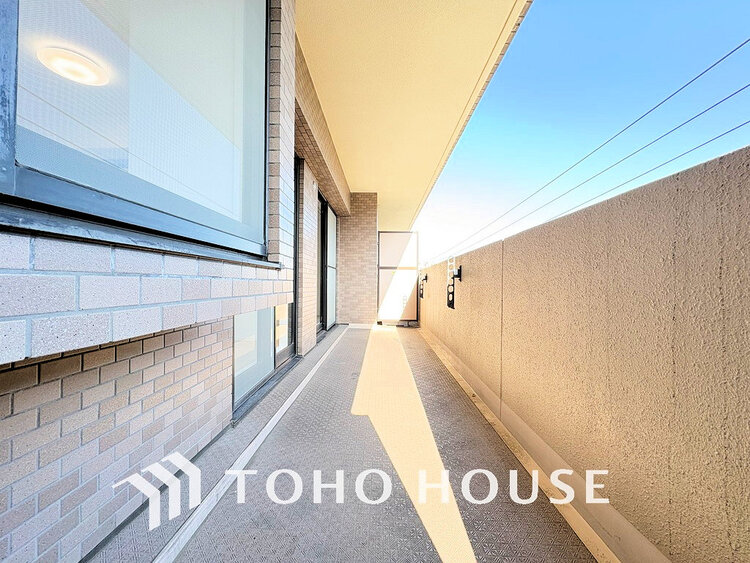 バルコニー 日当たりの良いバルコニーで晴れの日の洗濯物も楽しみになりますね