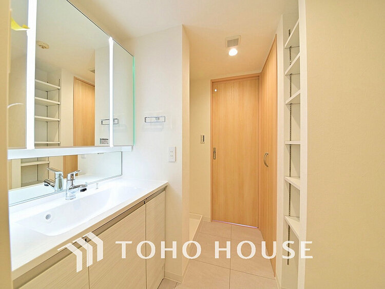 洗面 白を基調とした清潔感のある洗面室で朝の身支度を