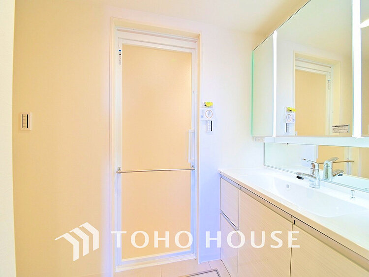 洗面 落ち着きのある色合いでまとめられた洗面室