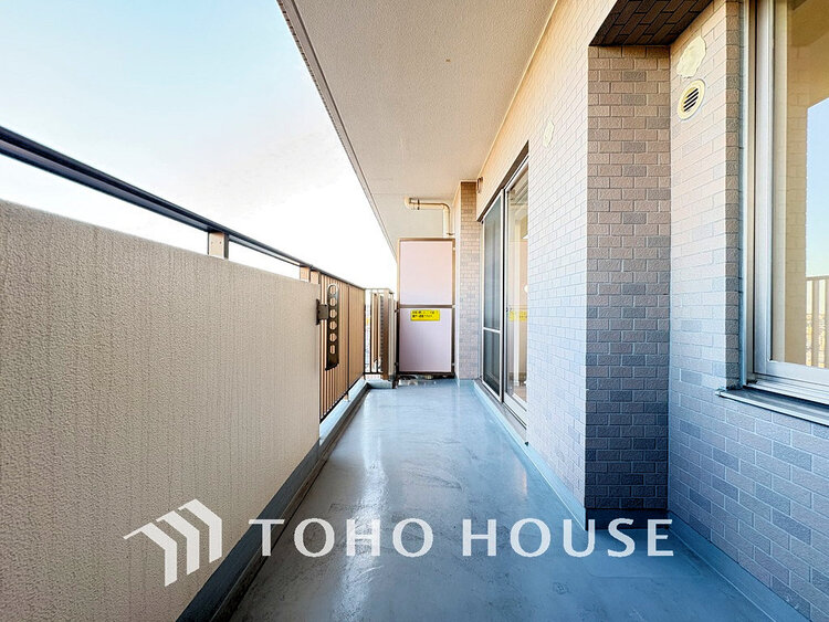 バルコニー 日当たりの良いバルコニーで晴れの日の洗濯物も楽しみになりますね