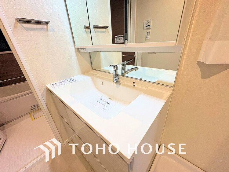 洗面 落ち着きのある色合いでまとめられた洗面室