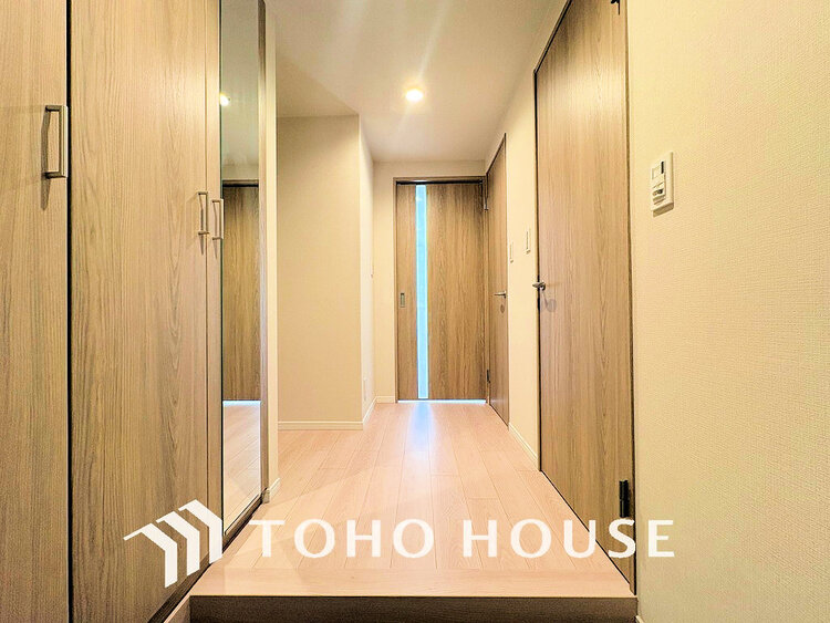 玄関 落ち着いた雰囲気の玄関、家族の帰りを暖かく迎えてくれます