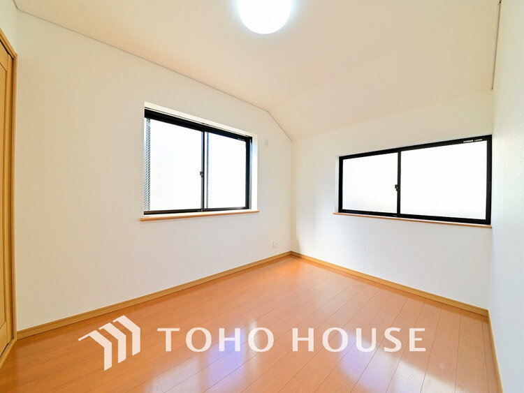 内装 採光もある洋室は、くつろぎのひと時を過ごすのにぴったり