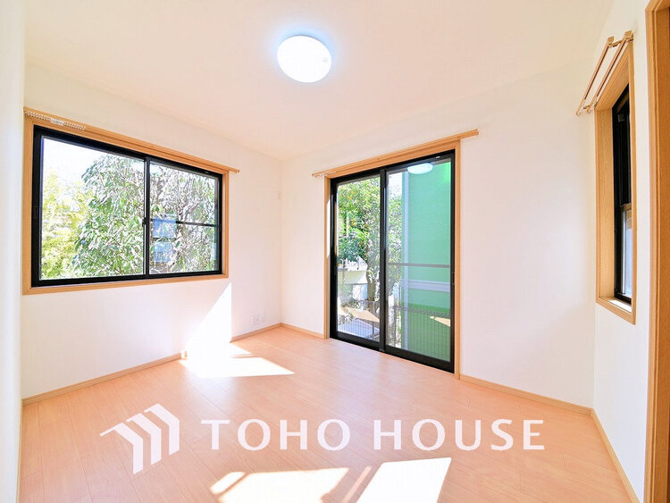 内装 採光もある洋室は、くつろぎのひと時を過ごすのにぴったり