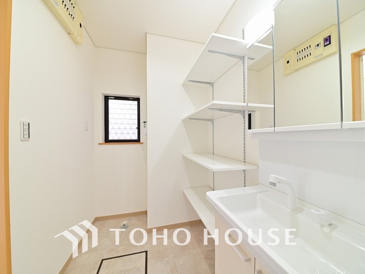 洗面 落ち着きのある色合いでまとめられた洗面室