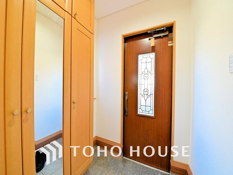 玄関 飾リ過ぎないシンプルな内装と偏り過ぎないデザインの玄関