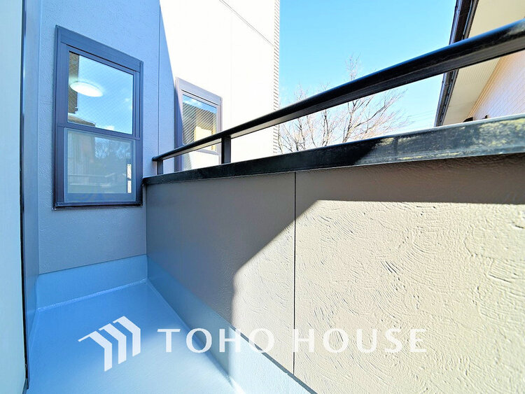 バルコニー 日当たりの良いバルコニーで晴れの日の洗濯物も楽しみになりますね