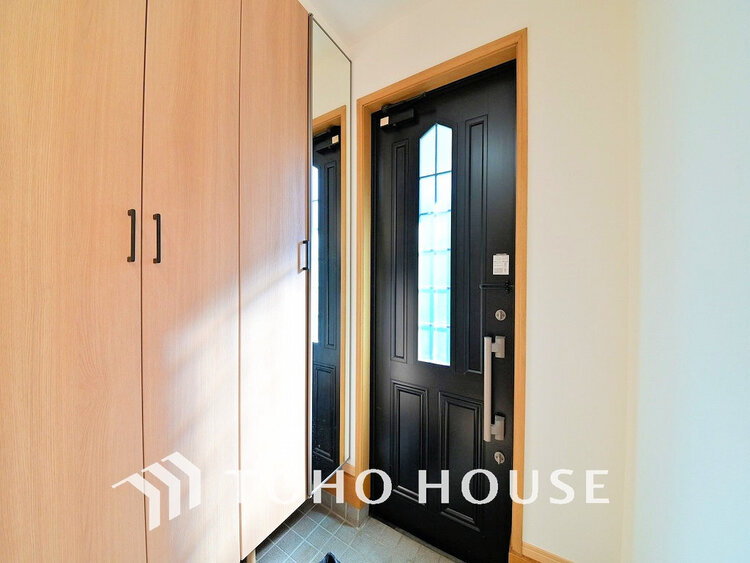 玄関 落ち着いた雰囲気の玄関、家族の帰りを暖かく迎えてくれます