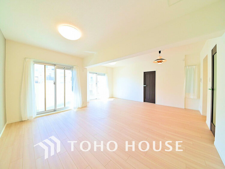 内装 家族みんなが爽やかに過ごせるように、光をたっぷり取り込んだLDK