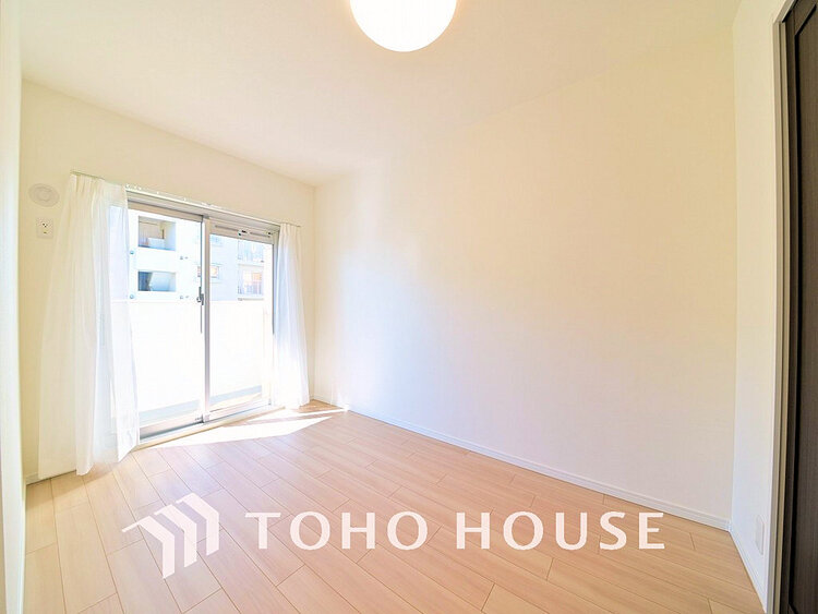 内装 採光もある洋室は、くつろぎのひと時を過ごすのにぴったり