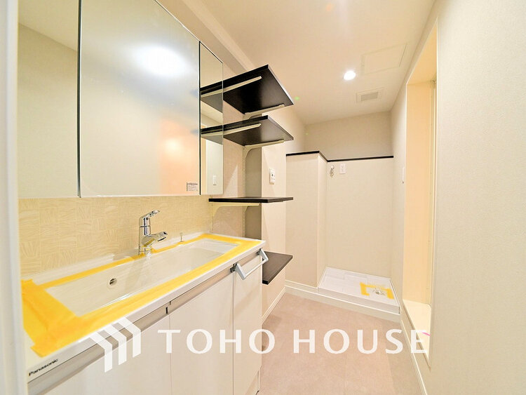 洗面 白を基調とした清潔感のある洗面室で朝の身支度を