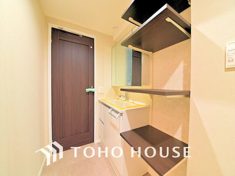 洗面 落ち着きのある色合いでまとめられた洗面室