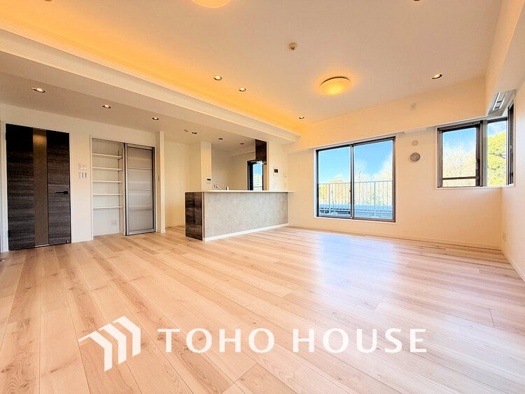 内装 広がりのある住空間、家族が集まるリビング・ダイニング