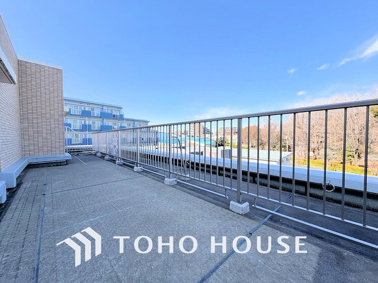 バルコニー 日当たりの良いバルコニーで晴れの日の洗濯物も楽しみになりますね