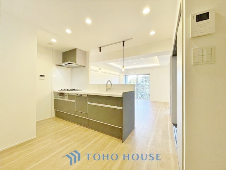 内装 ◆時を忘れる場所◆ここにはみんなが集い、食事と楽しい会話が始まる。話に夢中になりすぎて、ついつい時を忘れ夜半過ぎになってしまう。そんな束の間の幸せを感じさせてくれる場所でありたい。