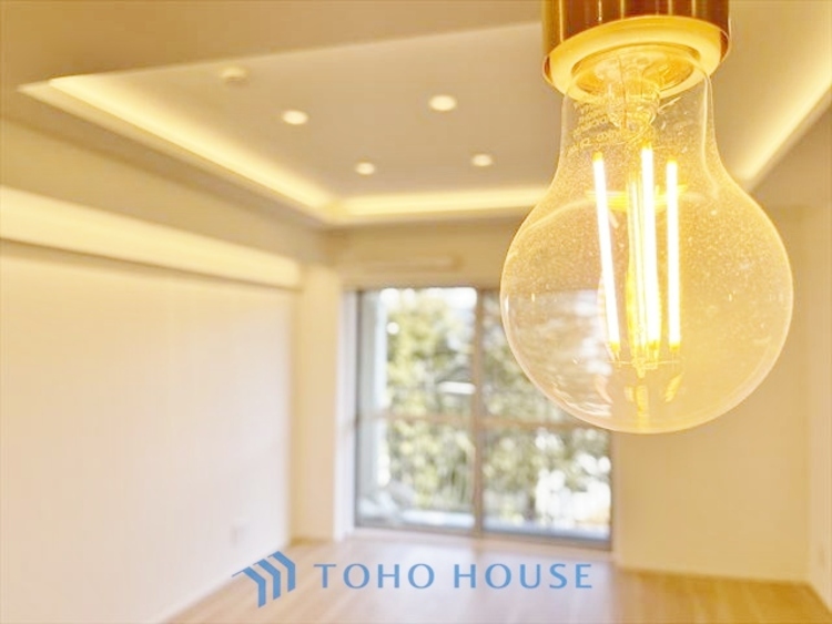 内装 ◆木漏れ日◆の様な採光が優しく足元を照らし、心地いい暮らしの道しるべを写し出す。この空間で過ごす家族との語らいの時間がとても素敵で幸せを感じるかもしれない。