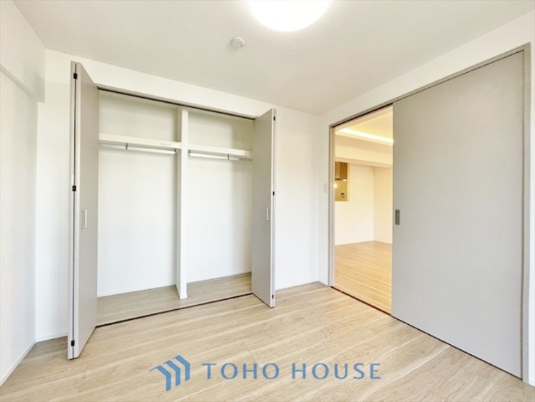 内装 ◆窓を開けると◆冷涼な風、そよぐリビング。だんらんの場所はここから始まり、ここで終わる。家族の笑顔が集う素敵な場所だから、こだわり抜いた思いが詰まっているのだと思う。