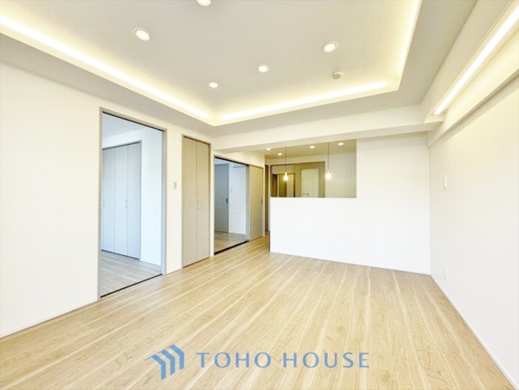 内装 ◆結ばれた◆玄関ドアを開けるとリビングから聞こえる小走りの足音。靴を脱ぎかけ目の前に立つ君の瞳と交差する。君は微笑みその刹那に心奪われる。佇む僕と君の間に赤い糸が結ばれた。