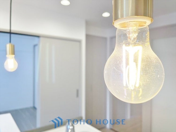 内装 ◆窓を開けると◆冷涼な風、そよぐリビング。だんらんの場所はここから始まり、ここで終わる。家族の笑顔が集う素敵な場所だから、こだわり抜いた思いが詰まっているのだと思う。