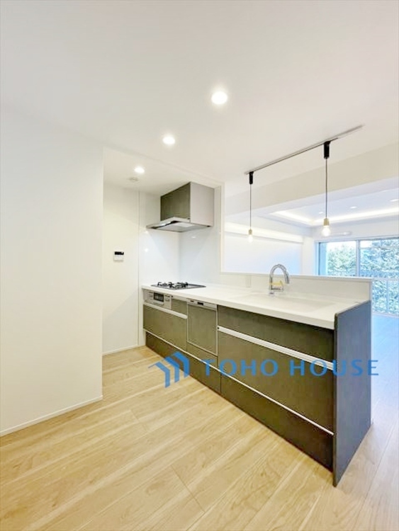 キッチン ◆ここに在る◆事も無げに美しく、伝えるには筆舌に尽くし難い。豪華絢爛や華美と言う事ではなく、住まう者にとって暮らし易く心地がいいと言う美しさがこの住まいには込められている。