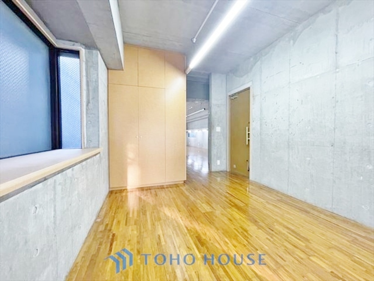 内装 ◆窓を開けると◆冷涼な風、そよぐリビング。だんらんの場所はここから始まり、ここで終わる。家族の笑顔が集う素敵な場所だから、こだわり抜いた思いが詰まっているのだと思う。