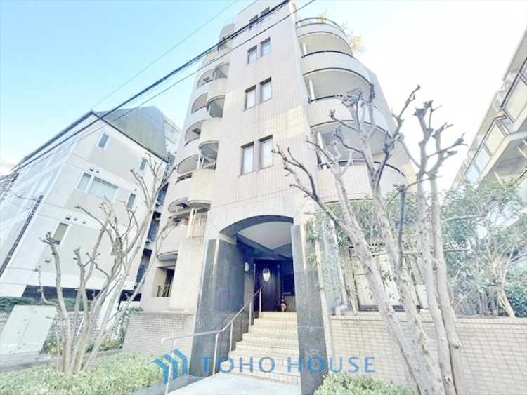 外観 ◆水面に映る◆紅葉を纏った山々を眺め、美しさのあまり感嘆のため息を漏らした事は無いだろうか。いつしか忘れかけていた自然の美しさと力強さを思い出させてくれる、そんな景色がここにもある。