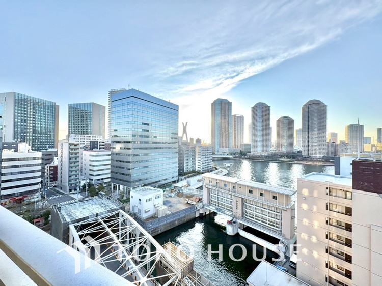 その他 【BALCONY】◆BLUE SKY◆自然の心地よさに包まれる。大開口の外に広がるのは爽やかな青空。