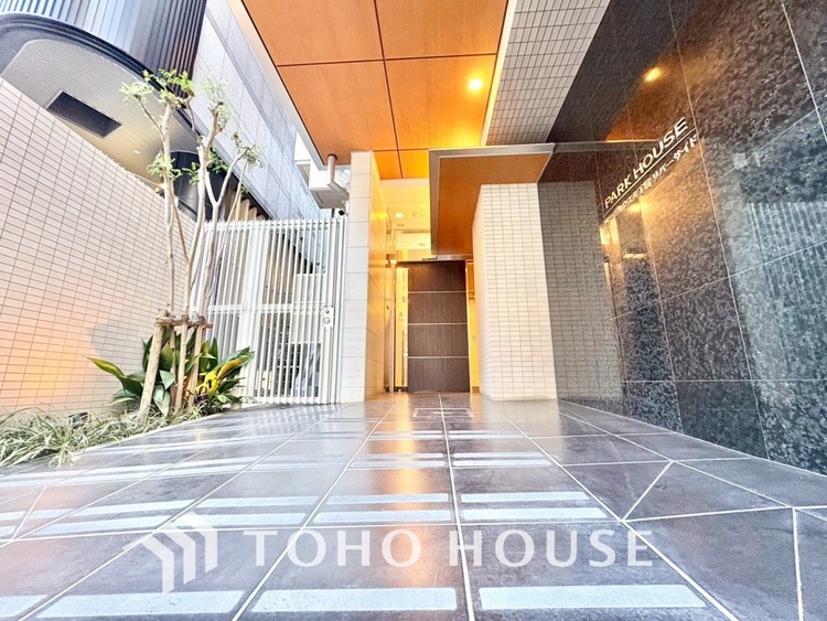 エントランス 【ENTRANCE】◆家族◆家で家族と過ごす時間は限られている。帰りを待つ家族の元へと急ぐときの弾む思い。そんな思いを引き立てる邸宅。