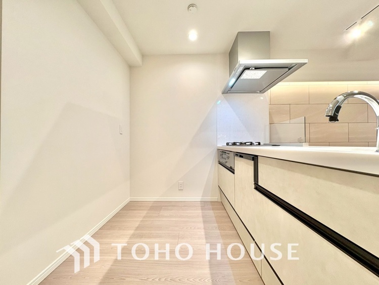 キッチン 【KITCHEN】◆ワクワク◆開放的で機能性も高いシステムキッチン。お子様は毎日のご飯にワクワク！