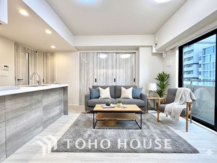 内装 【LIVING】◆煌びやか◆愛おしい家族との団欒の時間をより一層幸せなものに感じさせる煌びやかなLDK。輝かしい毎日が待っています。※この画像の家具の配置には、CGによる加工を施しております。