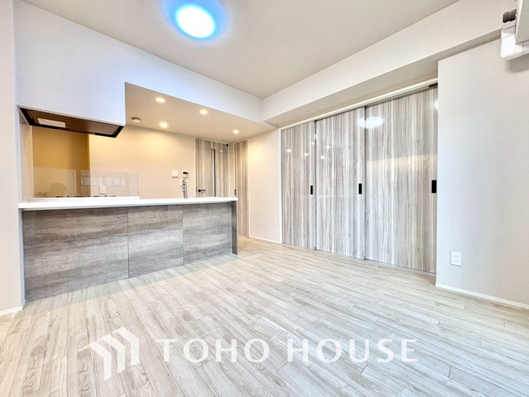 内装 【現況写真】◆陽光◆が差し込む。この開放的なLDKに家族の笑顔が集う。家族が一緒に過ごす空間は明るく、そして居心地よく。