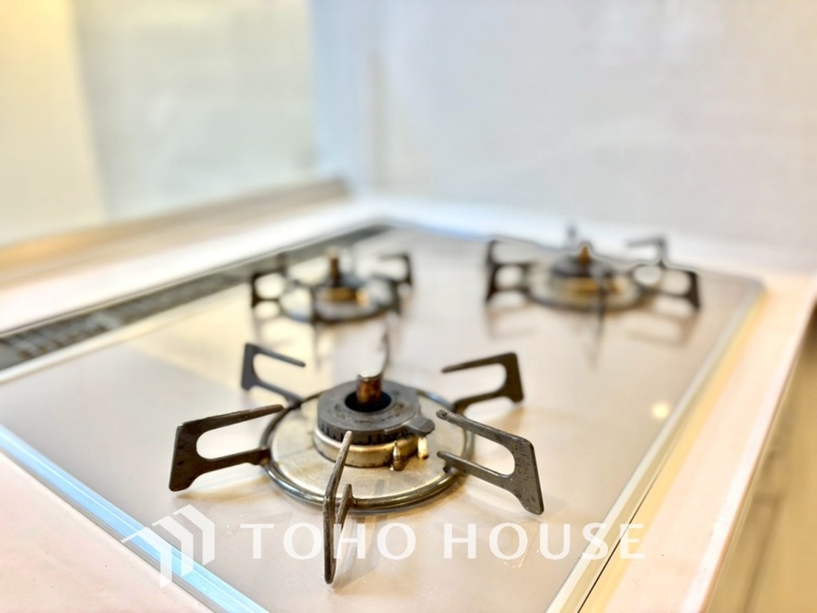 キッチン 【現況写真】◆家族のおはよう◆の声を笑顔で迎えてあげられるシステムキッチン。朝ごはんが楽しみでちょっと早起きしたくなるんです。