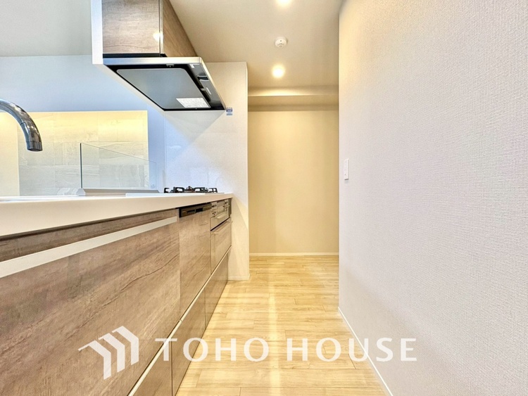 キッチン 【現況写真】◆ワクワク◆開放的で機能性も高いシステムキッチン。お子様は毎日のご飯にワクワク！