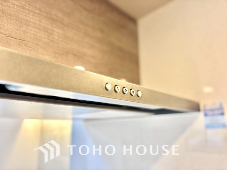 その他 【現況写真】◆開放的◆後片付けが楽なシステムキッチン。収納スペースの充実！