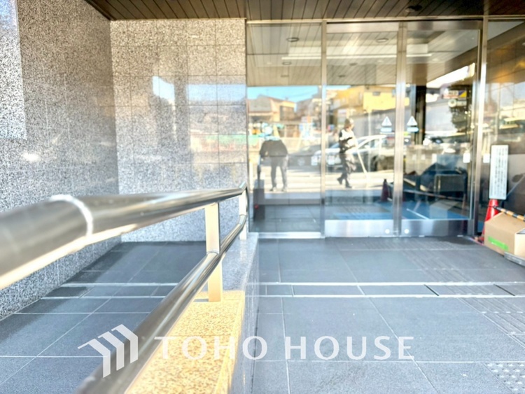 エントランス 【ENTRANCE】◆家族◆家で家族と過ごす時間は限られている。帰りを待つ家族の元へと急ぐときの弾む思い。そんな思いを引き立てる邸宅。