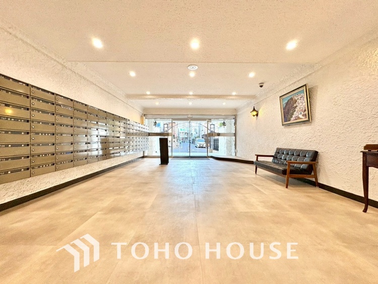 エントランス 【ENTRANCE】◆家族◆家で家族と過ごす時間は限られている。帰りを待つ家族の元へと急ぐときの弾む思い。そんな思いを引き立てる邸宅。