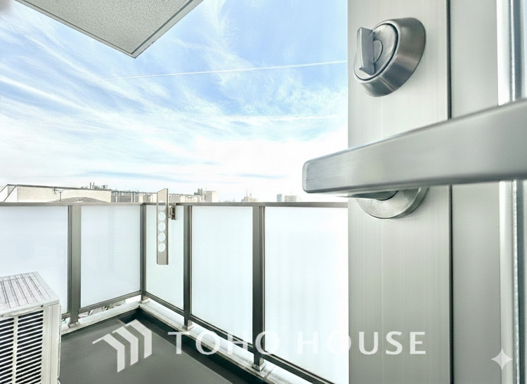 バルコニー 【BALCONY】◆Open new door◆扉の向こうには青空が広がっている。※この画像は、CGによる加工を施しております。