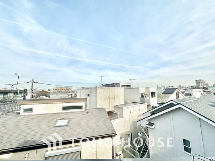 その他 【BALCONY】◆BLUE SKY◆自然の心地よさに包まれる。大開口の外に広がるのは爽やかな青空。