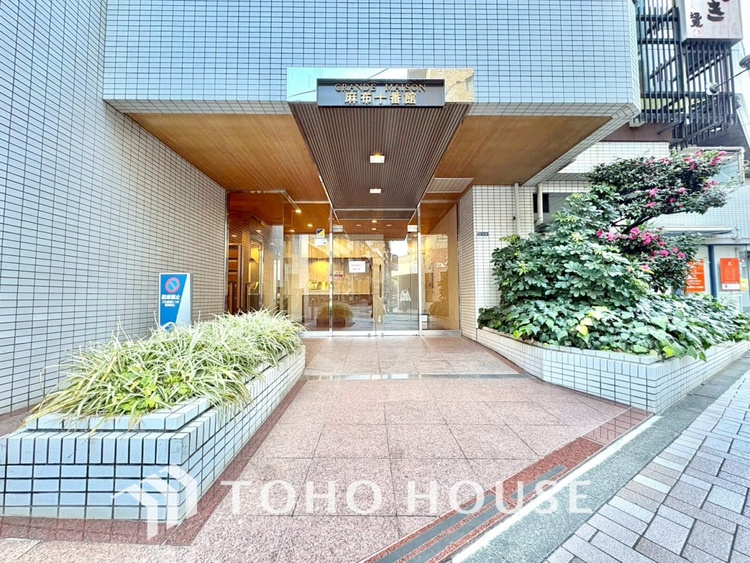 エントランス 【ENTRANCE】◆家族◆家で家族と過ごす時間は限られている。帰りを待つ家族の元へと急ぐときの弾む思い。そんな思いを引き立てる邸宅。