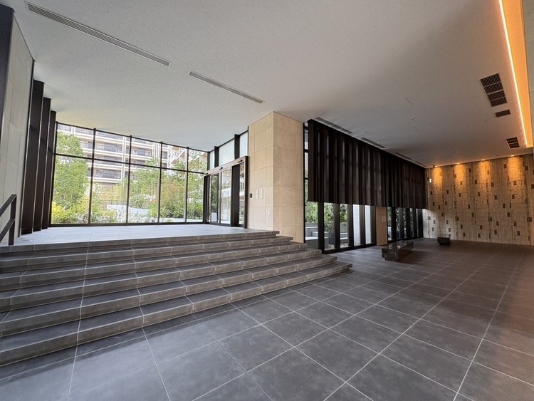 エントランス 【ENTRANCE】◆家族◆家で家族と過ごす時間は限られている。帰りを待つ家族の元へと急ぐときの弾む思い。そんな思いを引き立てる邸宅。