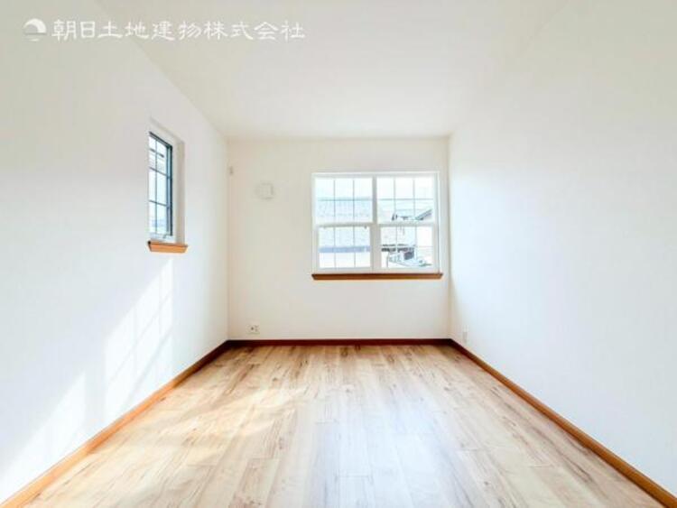 内装 居室はひとり時間を過ごせる安らげるお部屋として活用できます！収納スペースあり！荷物が多くても十分！ベッドや勉強机、テレビなどを置きたい場合におすすめ！！過ごす時間が長くてもゆったり過ごせそうですね！ 